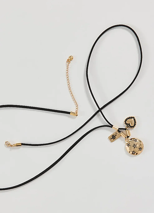 colar suede pingentes dourados