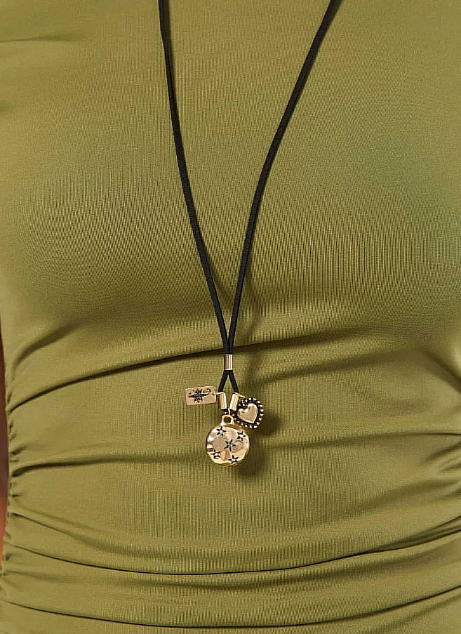 colar suede pingentes dourados