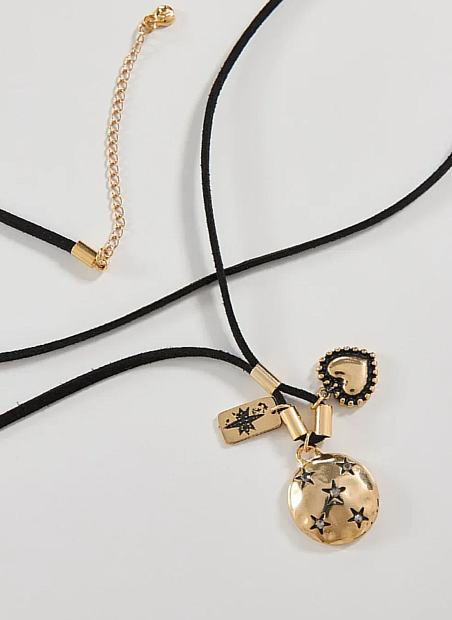 colar suede pingentes dourados