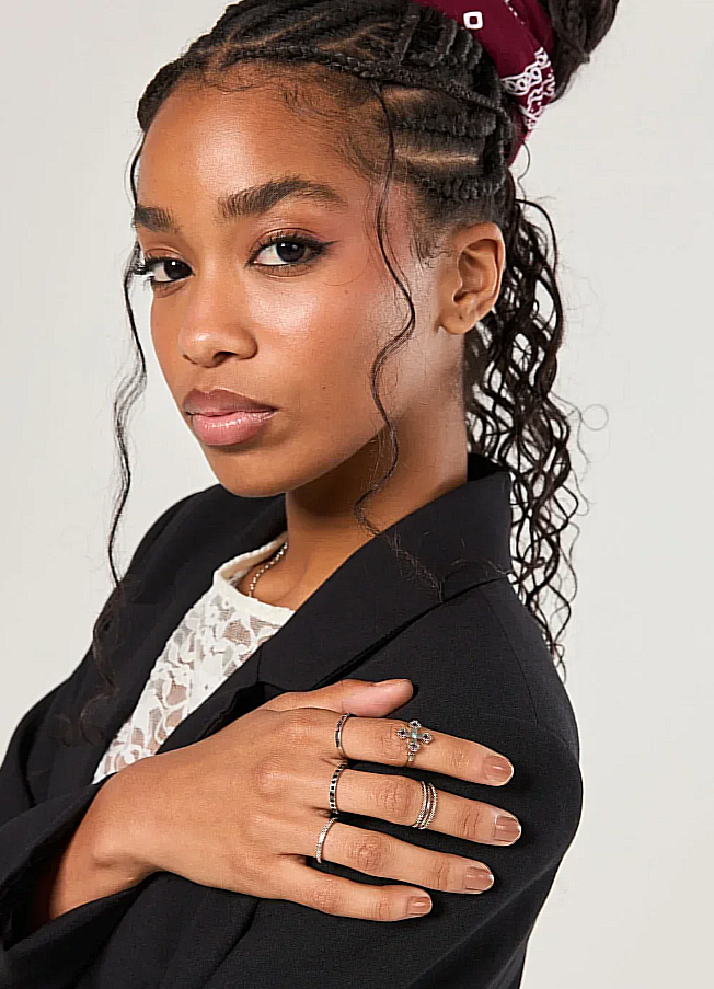 conjunto 5 anéis prateados strass coloridas