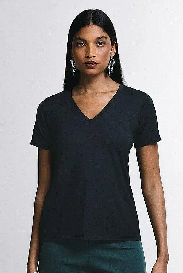 Urbanix Essential® Camiseta Modal Gola V Feminina