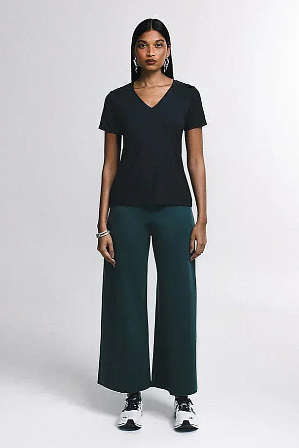 Urbanix Essential® Camiseta Modal Gola V Feminina
