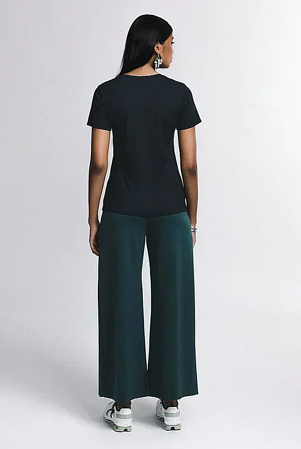 Urbanix Essential® Camiseta Modal Gola V Feminina
