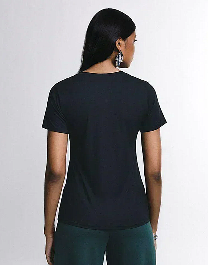 Urbanix Essential® Camiseta Modal Gola V Feminina