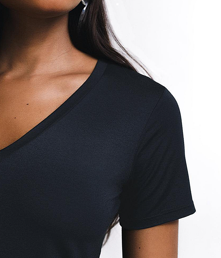Urbanix Essential® Camiseta Modal Gola V Feminina